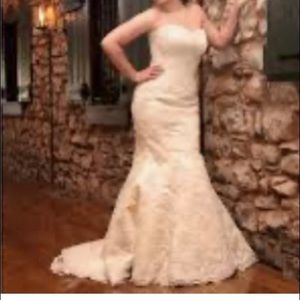 Off-white Lace Mermaid Trumpet Wedding Dress